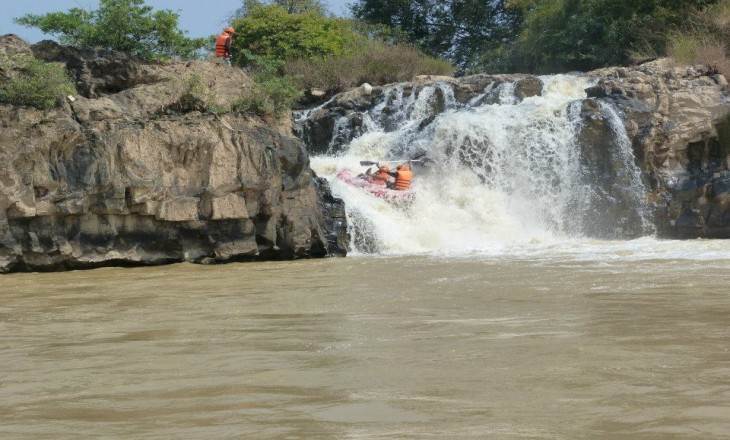 Chèo thuyền vượt ghềnh